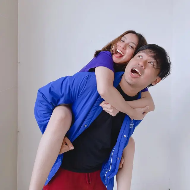 6 Momen Clairine Clay dan Joshua Herman Pakai Baju Senada, Selalu Kompak