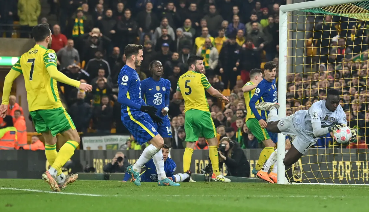 Hasil tersebut membuat Tim London Biru kini mendulang 56 poin, tertinggal tujuh angka dari Liverpool di urutan kedua dan 13 poin dari Manchester City di posisi teratas. Adapun Norwich makin terbenam di dasar klasemen dengan nilai 17. (AFP/Glyn Kirk)