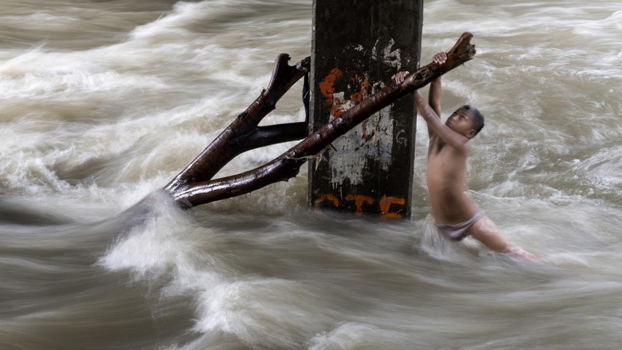 Saat Arus Deras, Anak-Anak Ini Nekat Main di Sungai Manila