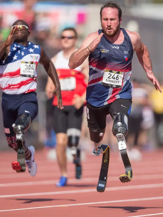 Luke Sinnott saat bersaing di IT2 100m Heat 2 selama Invictus Games 2017 di Stadion York Lions, Toronto, Kanada (24/9). Invictus Games digagas oleh Pangeran Harry dan pertama kali digelar pada bulan September 2014 di London. (AFP Photo/Geoff Robins)
