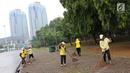 Petugas menyapu sampah yang tercecer di kawasan Monas, Jakarta, Senin (3/11). Kesigapan petugas kebersihan pasca reuni 212 membuat kawasan tersebut kembali bersih meskipun sehari sebelumnya dipenuhi ratusan ribu orang. (Liputan6.com/Immanuel Antonius)