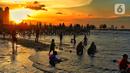 <p>Wisatawan menikmati liburan di pantai di kawasan Ancol, Jakarta, Minggu (8/1/2023). Saat ini kinerja sektor pariwisata dan ekonomi kreatif pada 2023 dihadapkan dengan target yang cukup tinggi. Kunjungan wisman diharapkan mencapai angka 7,4 juta dan wisatawan nusantara mencapai 1,2-1,4 miliar pergerakan. (Liputan6.com/Angga Yuniar)</p>