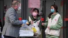 Alaaddin Colak (kiri) membawakan makanan gratis buatan restorannya untuk pekerja medis di Fuzhou, China, 9 Februari 2020. Warga Turki yang telah tinggal di Fuzhou selama lebih dari 25 tahun itu mengelola sebuah restoran khas Turki yang populer di kalangan penduduk setempat. (Xinhua/Jiang Kehong)