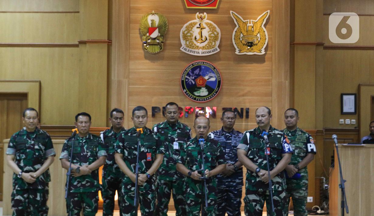 Konferensi pers ini merupakan tanggapan dari pihak TNI terkait penetapan tersangka Kepala Basarnas Henri Alfiandi yang masih berstatus aktif oleh KPK. (Liputan6.com/Herman Zakharia)