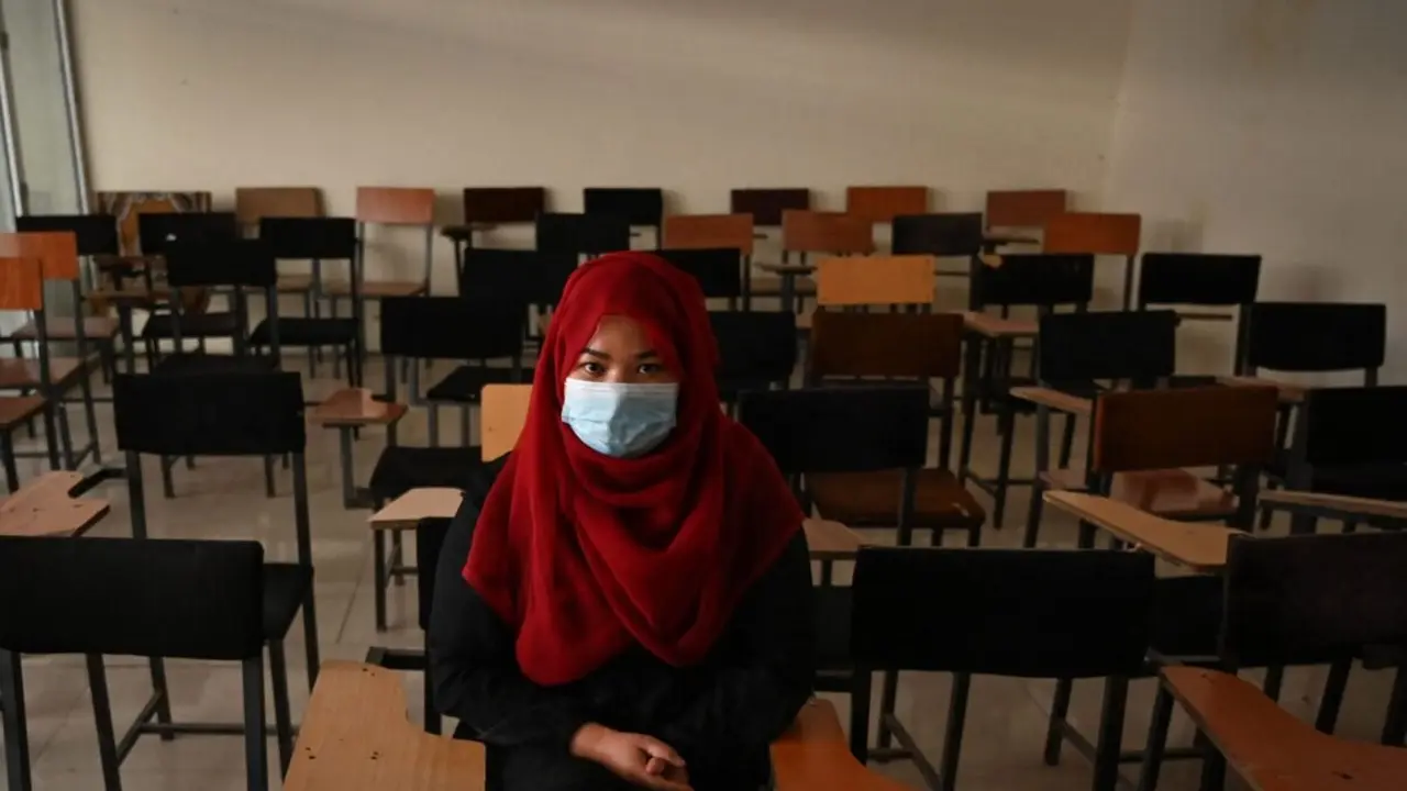 Mahasiswi duduk di kelas saat pembukaan kembali kampus di Afghanistan yang diduduki Taliban. (AFP)
