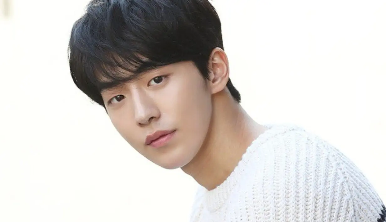 Di 2015, akhirnya Nam Joo Hyuk mendapatkan peran utama pertamanya di drama Who Are You: School 2015. Di drama itu, ia memerankan atlet renang yang terlibat cinta segitiga. (Foto: Allkpop.com)