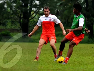 Ivan Bosnjak (kiri) berusaha merebut bola dari kaki salah pemain Persija Jakarta saat berlatih di POR Sawangan Depok pada Jumat 24 januari 2014 (Liputan6.com/Helmi Fithriansyah).