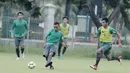 Pemain Timnas Indonesia, Todd Rivaldo Ferre, menendang bola saat latihan di Lapangan ABC Senayan, Jakarta, Kamis (22/2/2018). Latihan ini dilakukan untuk persiapan Piala AFF U-18 2018 dan Piala Asia U-19 2018. (Bola.com/M Iqbal Ichsan)