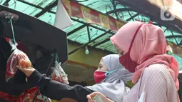 Dua wanita memilih sayuran di mobil milik Cynthia (28) mahasiswi perguruan tinggi swasta di Jalan Santosa, Depok, Jawa Barat, Kamis (21/5/2020).  (Liputan6.com/Herman Zakharia)