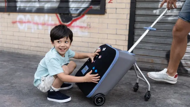 Koper sekaligus kereta anak