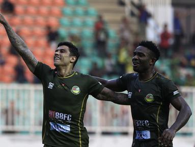 Gelandang Tira Persikabo, Ciro Henrique, merayakan gol yang dicetaknya ke gawang Kalteng Putra pada laga Shopee Liga 1 di Stadion Pakansari, Bogor, Jumat (26/7). Tira Persikabo menang 5-2 atas Kalteng. (Bola.com/Yoppy Renato)