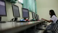 Siswa bersiap mengikuti Ujian Nasional (UN) berbasis komputer di SMAN 70 Jakarta, Senin (13/4/2015). Kemendikbud menjalankan kebijakan baru dengan mengadakan UN berbasis komputer pada 585 sekolah di seluruh Indonesia. (Liputan6.com/Faizal Fanani)