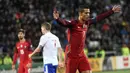 Cristiano Ronaldo menyumbang gol saat Portugal menang 6-0 atas Kepulauan Faroe pada laga Grup B Kualifikasi Piala Dunia 2018 zona Eropa di Torsvollur Stadium, Selasa (11/10/2016) dini hari WIB. (AFP/Francisco Leong)