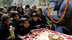 Anak-anak sekolah India merayakan ulang tahun simpanse bernama Rita yang berusia 58 tahun di sebuah kebun binatang di New Delhi (14/12). Anak-anak sekoalah di India merayakan ulang tahun tertua di India. (AFP Photo/Money Sharma)