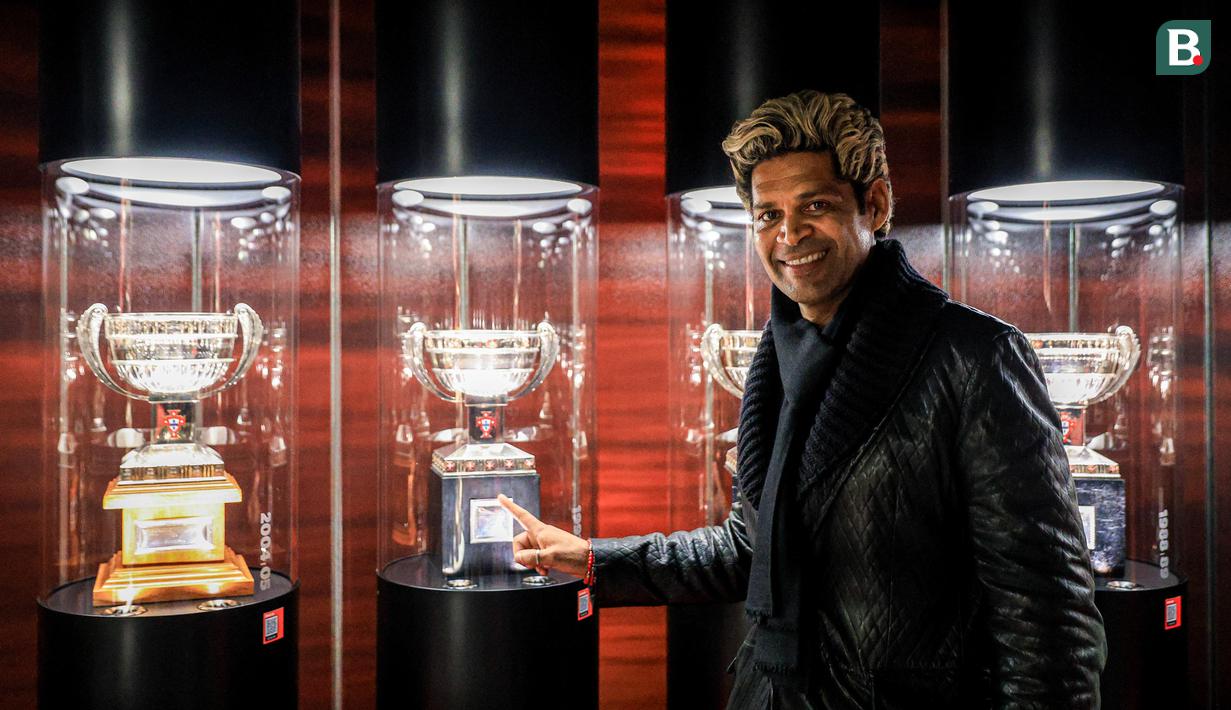 Saat memasuki museum, ratusan trofi terpajang di ruang kaca. Trofi Liga Portugal musim 1993/1994 menjadi gelar paling membekas di hati Abel Xavier. Itu merupakan titel klub pertama pemain berkebangsaan Mozambik tersebut. (Bola.com/Bagaskara Lazuardi)