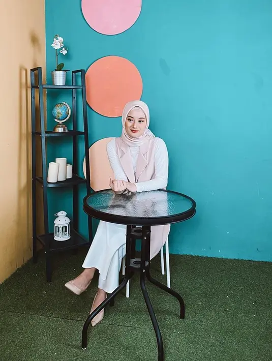 Gaya pesinetron cantik ini saat mengenakan baju berwarna putih pun sering menjadi sorotan publik. Pasalnya, meski jarang menggunakan aksesoris berlebih, penampilan Dinda Hauw terlihat memesona. Apalagi ditambah makeup natural yang memikat. (Liputan6.com/IG/@dindahw)