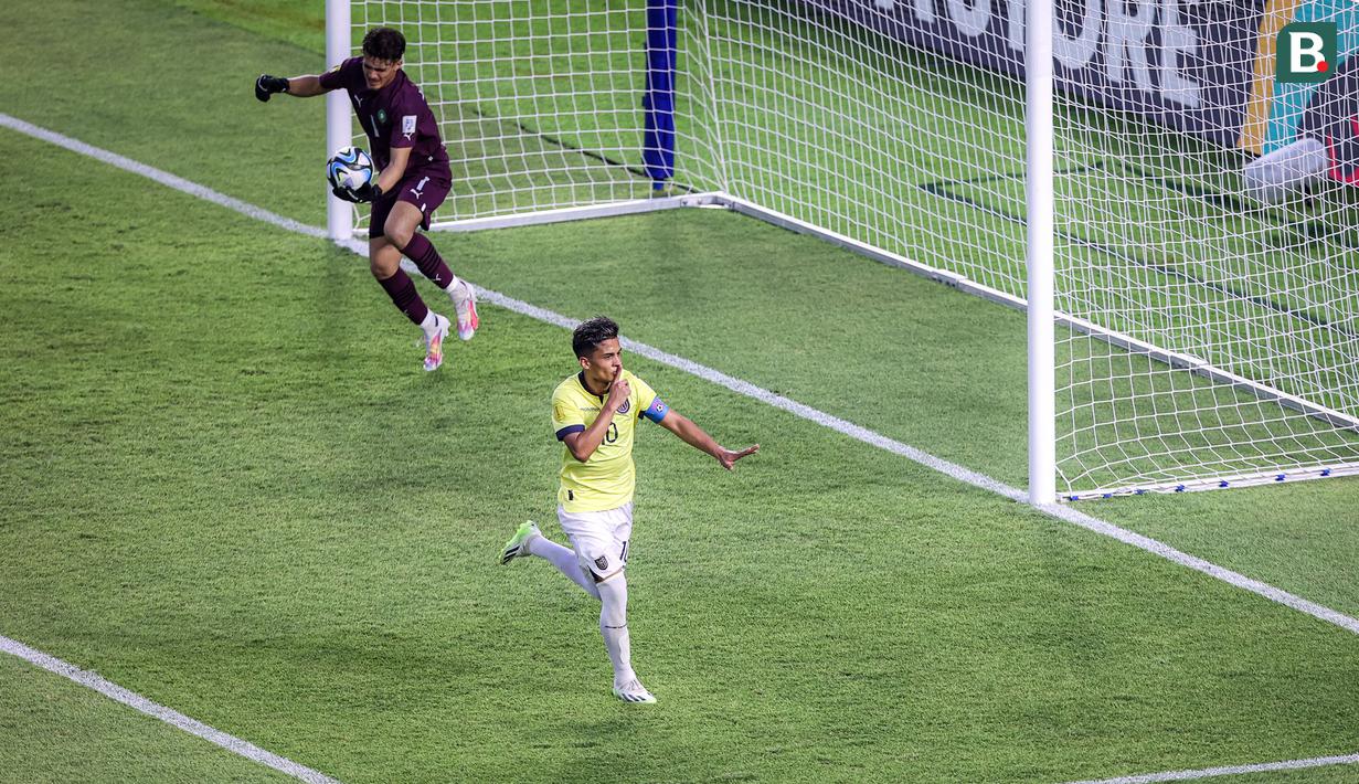 <p>Selebrasi pemain Timnas Ekuador U-17, Michael Bermudez setelah mencetak gol pertama melalui eksekusi penalti ke gawang Timnas Maroko U-17 pada laga kedua Grup A Piala Dunia U-17 2023 di Stadion Gelora Bung Tomo (GBT), Surabaya, Senin (13/11/2023). (Bola.com/Bagaskara Lazuardi)</p>