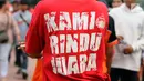 Seorang suporter Persija mengenakan kaus bertuliskan Kami Rindu Juara jelang menyaksikan laga Persija melawan Bali United di Stadion Patriot Candrabhaga, Bekasi, Minggu (21/5). Laga kedua tim berakhir imbang 0-0. (Liputan6.com/Helmi Fithriansyah)