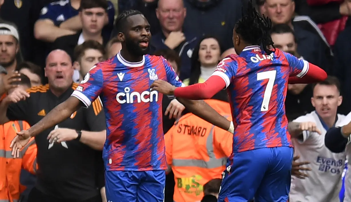 Gelandang Crystal Palace, Michael Olise (kanan) merayakan gol yang dicetak Odsonne Edouard pada laga Liga Inggris 2022/2023 di Elland Road, Leeds (9/4/2023). Michael Olise yang telah membela Crystal Palace sejak 2021/2022 menjadi pemain ketiga yang mencetak hattrick assist di Liga Inggris pada musim 2022/2023. Ia melakukannya di pekan ke-30 saat The Eagles menang 5-1 atas Leeds United. (AFP/Oli Scarff)