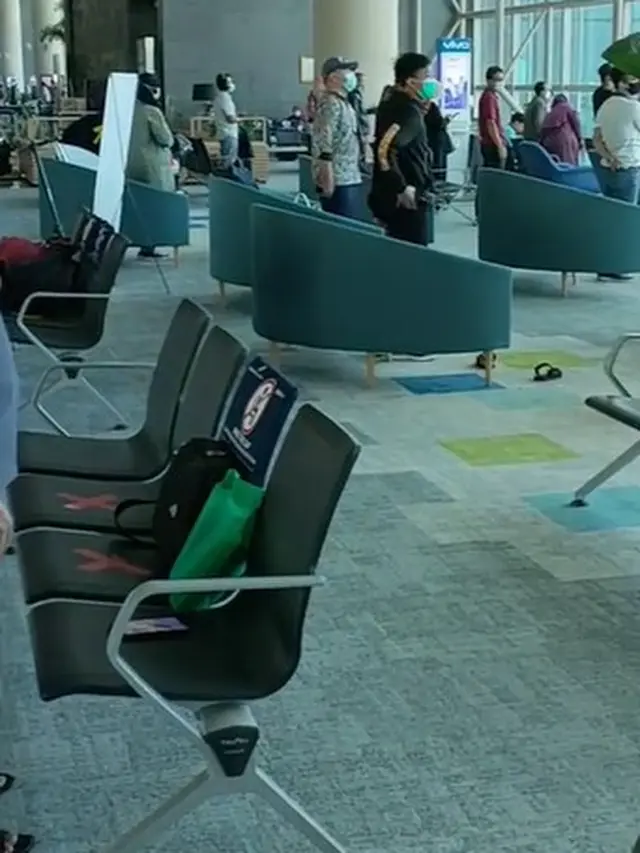 Momen Penumpang Berdiri Nyanyi Indonesia Raya di Bandara YIA, Panen Pujian