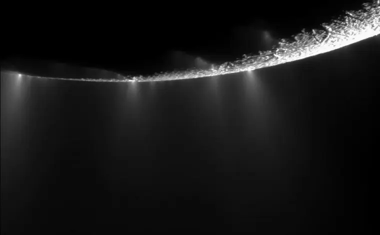 Permukaan es Enceladus dari jarak sangat dekat. Enceladus adalah salah satu bulan yang mengitari Saturnus. (Doc: NASA)