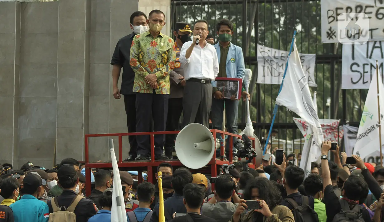 Wakil Ketua DPR Sufmi Dasco Ahmad bersama Wakil Ketua DPR Rahmad, Wakil Ketua DPR Lodewijk F Paulus dan Kapolri Jenderal Listyo Sigit Prabowo menemui mahasiswa yang berdemonstrasi di Gedung Parlemen, Senin (11/4/2022). Diketahui, BEM SI mengadakan unjuk rasa 11 April. (Liputan6.com/Angga Yuniar)