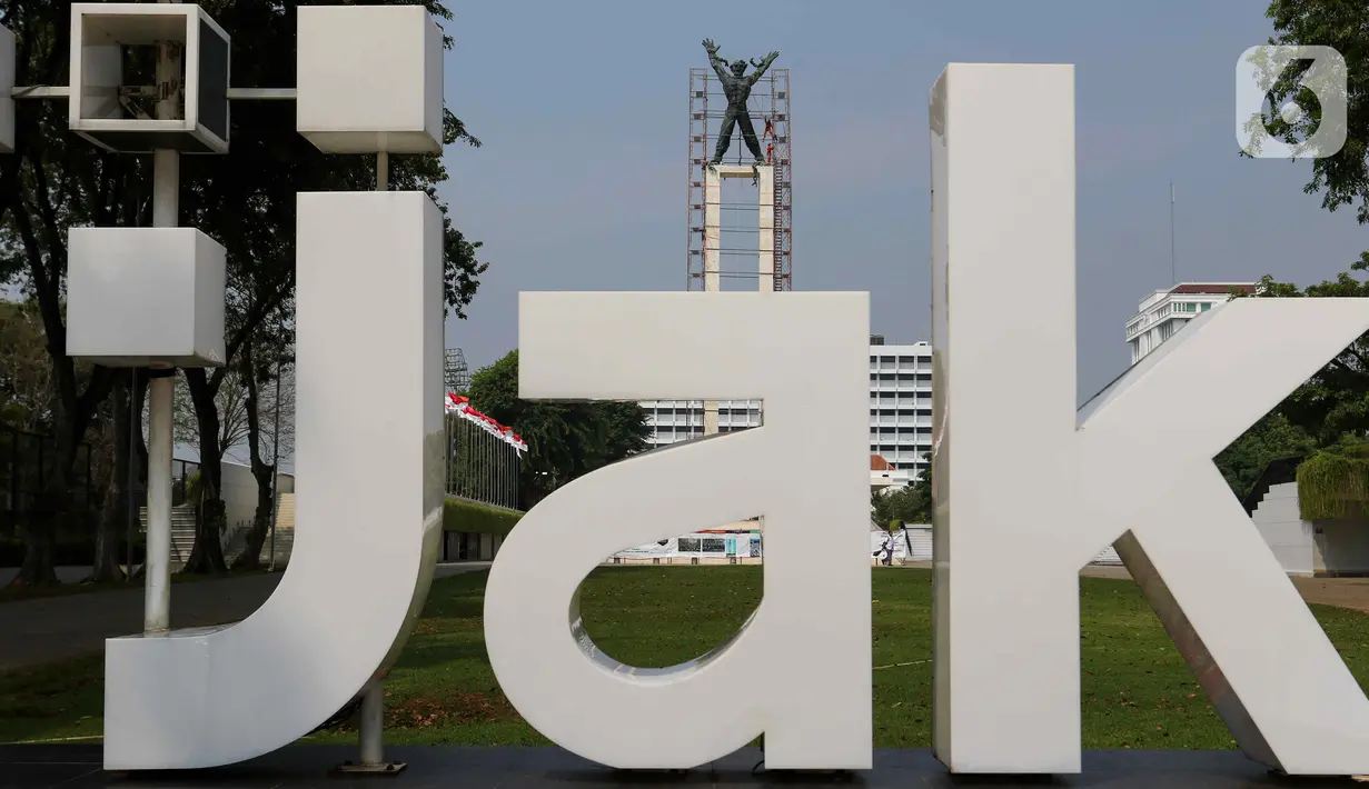 Aktivitas pekerja saat membersihkan Monumen Pembebasan Irian Barat di Taman Lapangan Banteng, Jakarta, Kamis (26/9/2024). (Liputan6.com/Herman Zakharia)