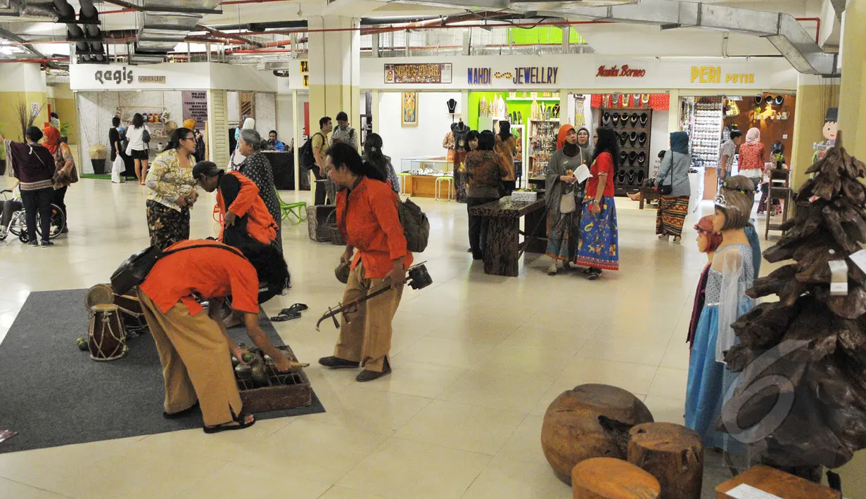 Suasana kios Beranda Nusantara, Mal Kasablanka, Jakarta, Jumat (22/5/2015). Walikota Jaksel merelokasi puluhan UKM dan PKL ke dalam Mal Kasablanka. (Liputan6.com/Herman Zakharia)
