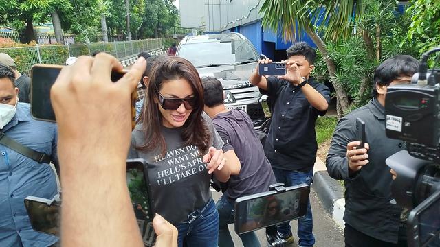 Artis Nikita Mirzani menyambangi Polda Metro Jaya pada hari ini Kamis (3/10/2024). (Liputan6.com/Ady Anugrahadi)