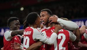 Selebrasi skuad&nbsp;Arsenal usai gol Gabriel Magalhaes dalam laga Liga Champions versus Atletico Madrid, Rabu (22/10/2025). (AP Photo/Alastair Grant)