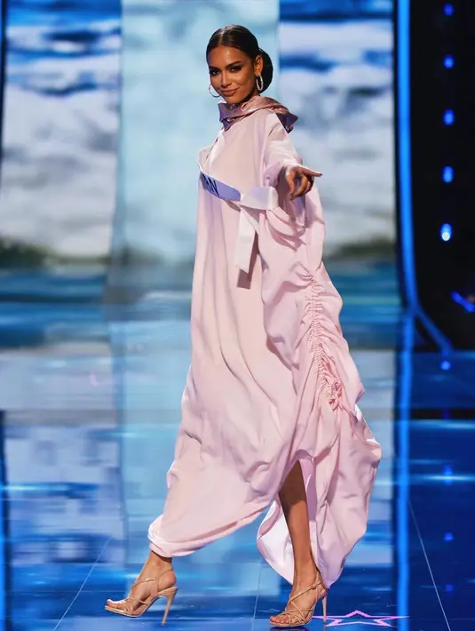 “Koleksi ini merupakan hasil kolaborasi antara Rubin Singer dan Organisasi Miss Universe, dan untuk pertama kalinya dapat membeli pakaian renang sendiri, seperti yang dipamerkan di panggung Miss Universe,” tulis Robin pada akun Instagramnya. [@ericarobin_official]