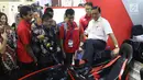 Menko Bidang Kemaritiman, Luhut Binsar Panjaitan (kanan) mencoba mobil buatan mahasiswa ITS pada gelaran Indonesia Electric Motor Show (IEMS) 2019 di Jakarta, Rabu (4/9/2019). Pameran khusus kendaraan listrik ini bertajuk Electric Vehicle for Smart Transpotation. (Liputan6.com/Helmi Fithriansyah)