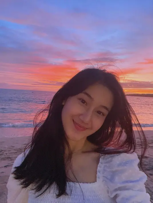 Wajah Keisya Levronka yang disebut manis ini juga menjadi nilai tambah pesonanya. Banyak juga yang menyebut bahwa penyanyi jebolan ajang pencarian bakat Indonesian Idol 2019 ini mirip dengan aktris Korea Selatan, Seo Yea Ji. (Liputan6.com/IG/@keisyalevronka)