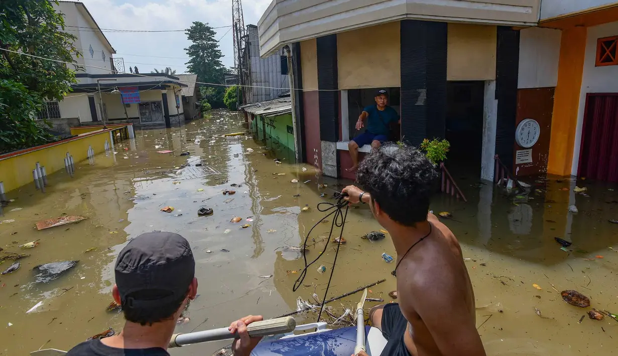 Badan Penanggulangan Bencana Daerah (BPBD) Kota Tangerang dibantu pemuda setempat terus melakukan upaya evakuasi terhadap warga terdampak secara bertahap. (merdeka.com/Arie Basuki)