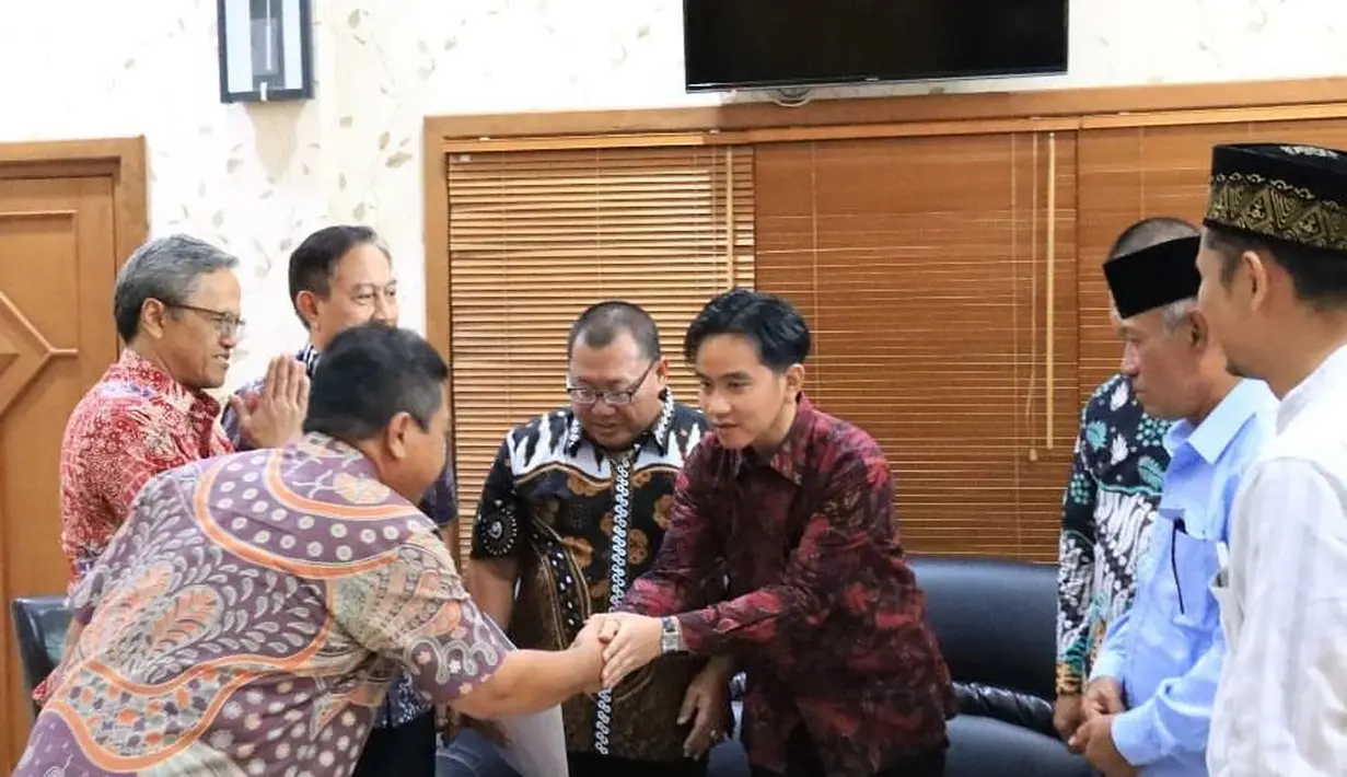 Ia menata rambutnya dengan gaya yang lebih maskulin, menarik poni dan bagian-bagian rambut di bagian depan ke belakang dengan gel. Bagaimana menurutmu, Sahabat FIMELA? [Foto: Instagram/dprdkotasurakarta]