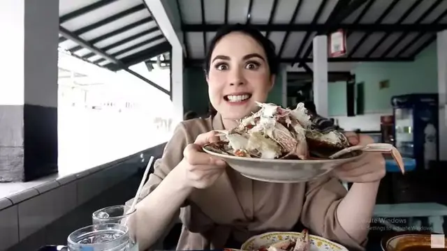 Jadi Istri Pejabat, Ini 6 Potret Kesederhanaan Arumi Bachsin Makan di Pinggir Jalan