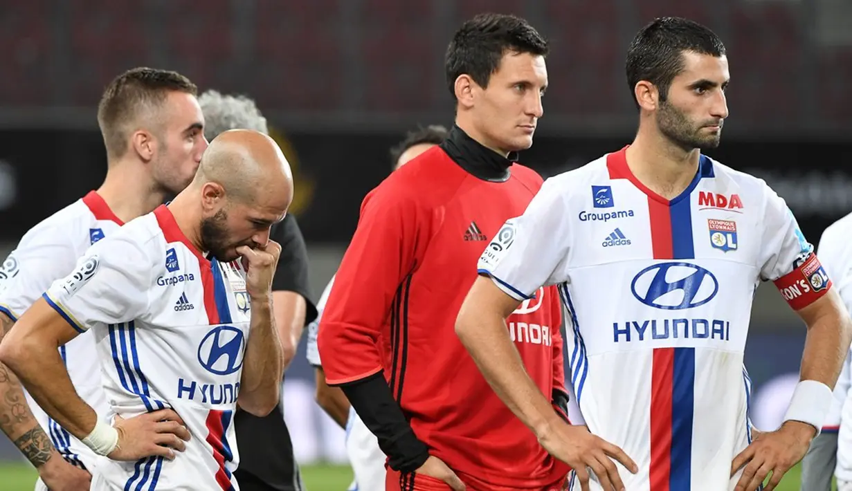 Ekspresi pemain Olympique Lyon setelah kalah dari PSG pada laga Piala Super Prancis di Stadion Worthersee, Klagenfurt, Minggu (7/8/2016) dini hari WIB. (AFP/Boris Horvat)