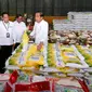 Presiden Joko Widodo atau Jokowi meninjau ketersediaan stok beras di Gudang Bulog Batangase, Kabupaten Maros, Sulawesi Selatan, Kamis (30/3/2023). (Dok. Biro Pers Sekretariat Presiden)