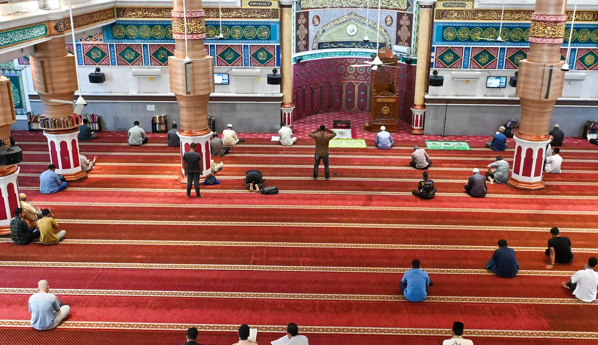 Umat Islam memanfaatkan waktu untuk memperbanyak ibadah dengan membaca dan mengkhatamkan Al-Quran untuk meningkatkan amal ibadah pada bulan Ramadhan. (AFP/CHAIDEER MAHYUDDIN)