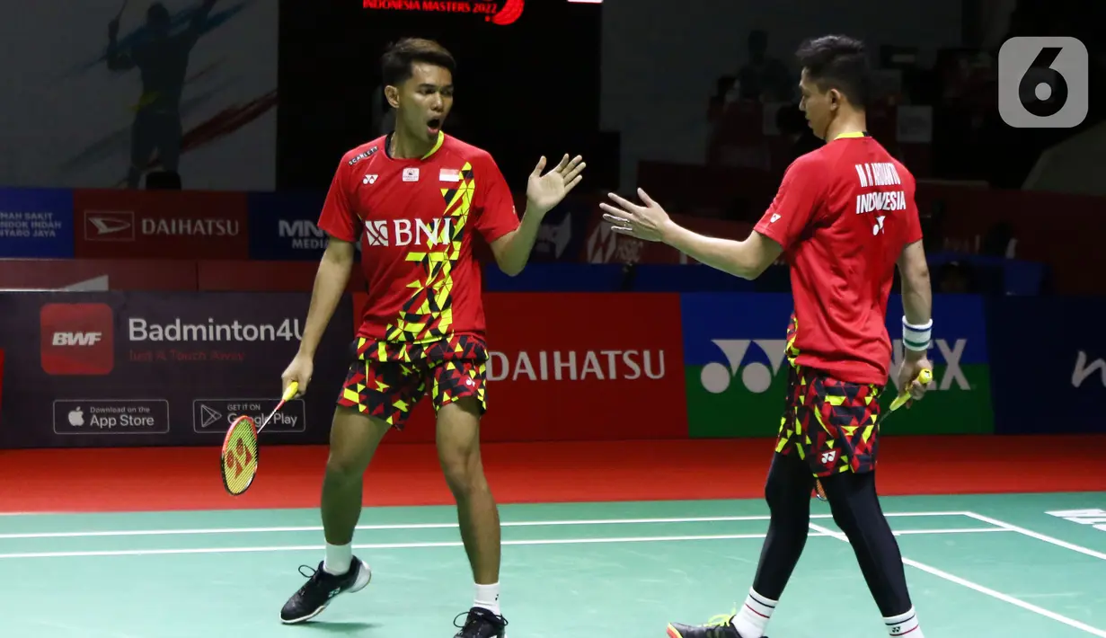 Pebulu tangkis ganda putra Indonesia, Fajar Alfian/Muhammad Rian Ardianto saat bertanding melawan Lee Yang/Wang Chi-Lin (China Taipei) pada Perempat Final Indonesia Masters 2022 di Istora Senayan, Jakarta, Jumat (10/6/2022). Fajar/Rian unggul 21-15, 21-18. (Liputan6.com/Helmi Fithriansyah)