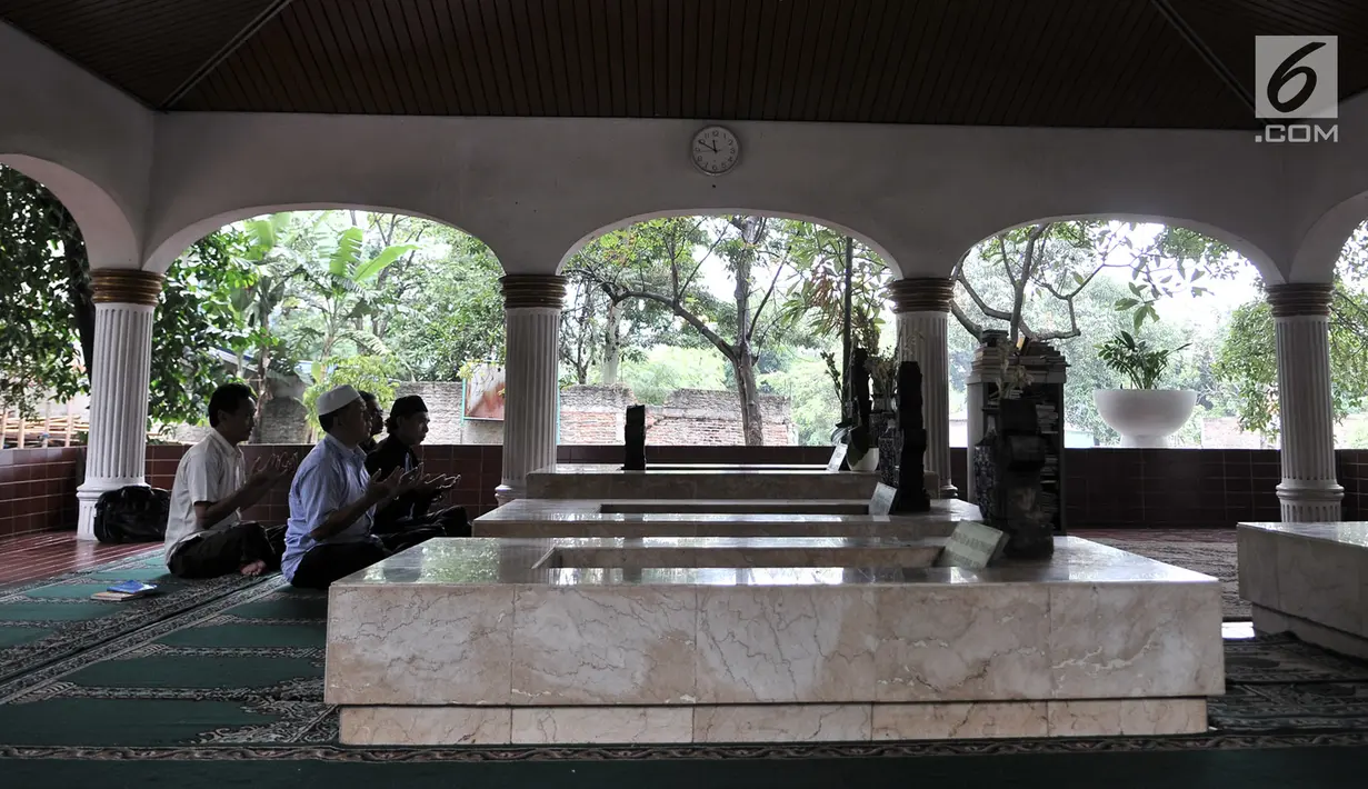 Peziarah berdoa di makam Pangeran Jayakarta, Jakarta, Senin (21/1). Anggaran perluasan kompleks makam Pangeran Jayakarta sebesar Rp 23 miliar. (Merdeka.com/Iqbal Nugroho)