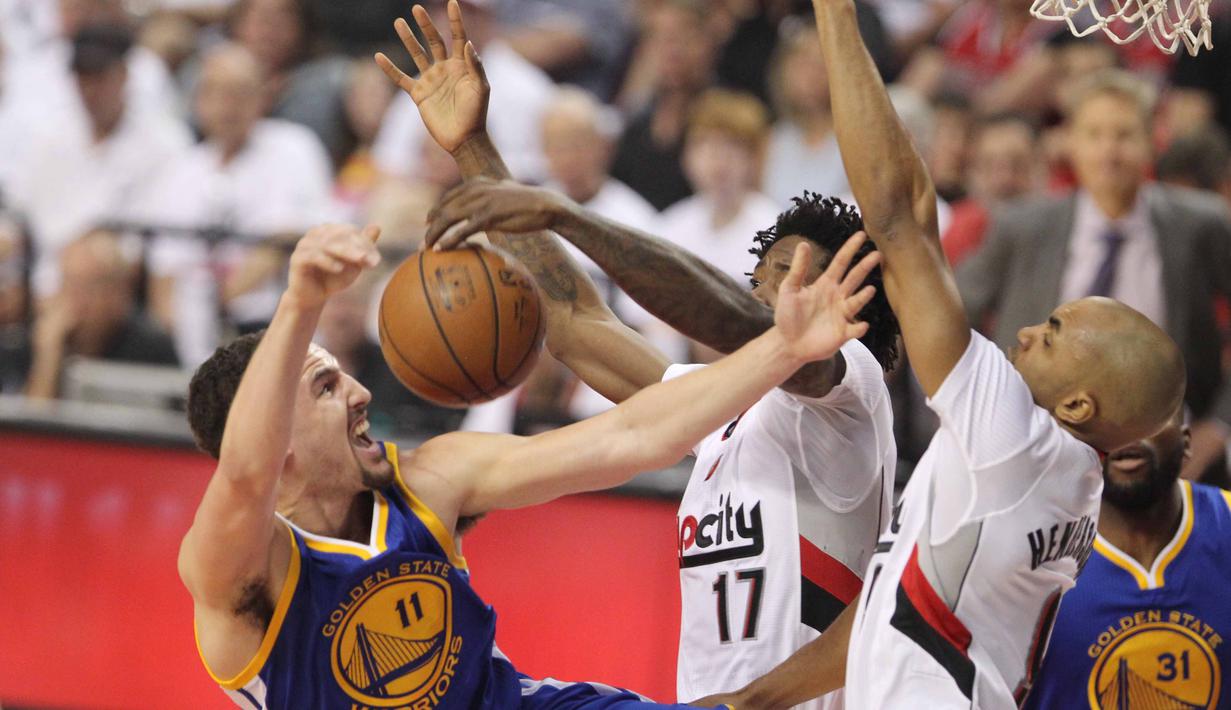 Pemain Warriors, Klay Thompson (11) yang tembakannya diblok pemain Blazers, Ed Davis (17) pada laga NBA Playoffs di Moda Center, Rose Quarter, Portland, (10/5/2016) WIB. (Mandatory Credit: Jaime Valdez-USA TODAY Sports)
