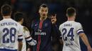 Pemain PSG, Zlatan Ibrahimovic memprotes keputusan wasit pada leg pertama babak 16 Liga Champions, di Parc des Princes, Paris, Rabu (17/2/2016) dini hari WIB.  (AFP / Franck Fife)