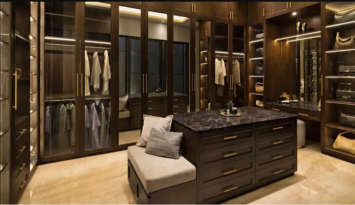 Walk in closet juga didesain dengan perpaduan gaya klasik modern. Ruangan ini seperti toko yang menjual barang-barang mewah. [Youtube/DMC Architect &Interior Studio]