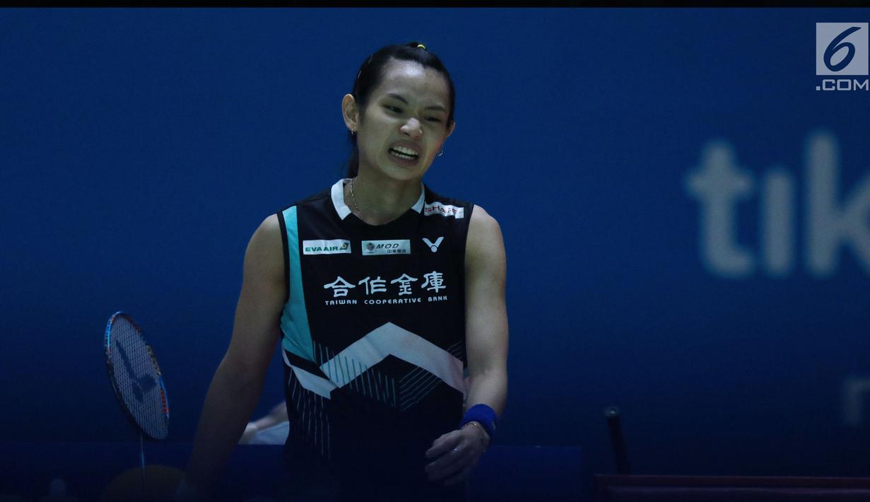 Tunggal putra China Taipei, Tai Tzu Ying saat melawan pebulu tangkis Skotlandia, Kirsty Gilmour pada 8 besar Indonesia Open 2018 di Istora GBK, Jakarta, Jumat (6/7). Tai Tzu Ying menang 21-16, 21-11. (Liputan6.com/Helmi Fithriansyah)