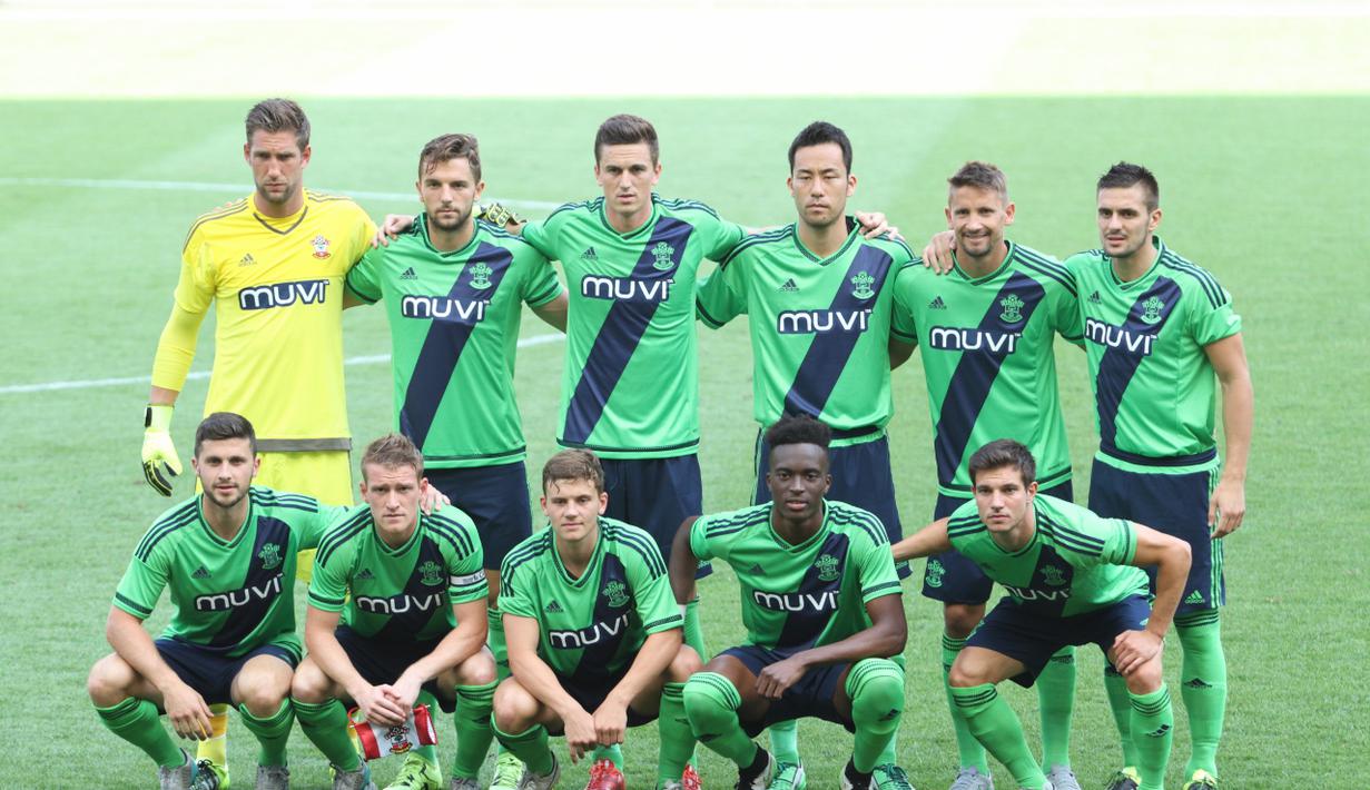 JURU KUNCI – Skuad Southampton dengan jersey kedua saat tampil di babak perebutan tempat ketiga turnamen Audi Quattro Cup di Stadion Red Bull Arena, Sabtu (11/7). (Bola.com/Reza Khomaini)
