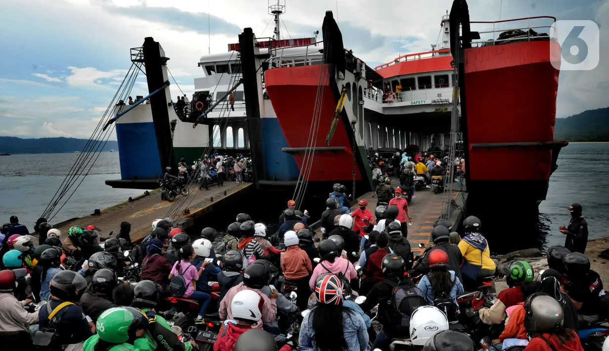 <p>Pemudik bermotor menuju kota-kota di Pulau jawa antri memasuki kapal penyeberangan di pelabuhan Gilimanuk, Bali, Sabtu (30/4/2022). H-2 Idul Fitri 1443 H, ribuan pemudik meninggalkan Pulau Bali untuk merayakan lebaran di kampu ng halaman. (merdeka.com/Arie Basuki)</p>