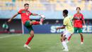 <p>Pemain Timnas Maroko U-17, Ayman Ennair (kiri) mengontrol bola di depan pemain Timnas Ekuador U-17, Elkin Ruiz pada laga kedua Grup A Piala Dunia U-17 2023 di Stadion Gelora Bung Tomo (GBT), Surabaya, Senin (13/11/2023). (Bola.com/Bagaskara Lazuardi)</p>