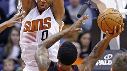 Pemain Phoenix Suns, Marquese Chriss (0) menghadang tembakan pemain Miami Heat, Udonis Haslem (40) pada laga NBA basketball game, (3/1/2017) di US Airways Center, Phoenix.  Suns menang 99-90. (AP/Ross D. Franklin)