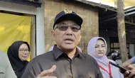 Wali Kota Depok, Mohammad Idris usai melakukan pemotongan kabel semrawut di Jalan Tole Iskandar, Sukmajaya, Kota Depok. (Liputan6.com/Dicky Agung Prihanto)